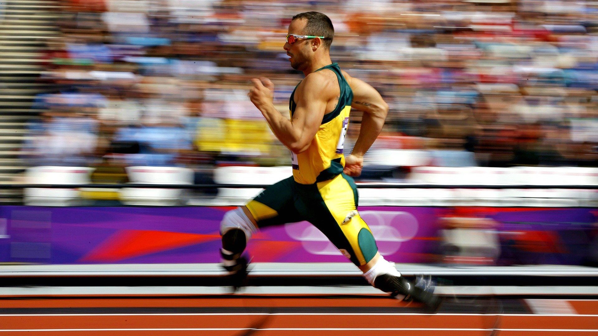 F1新赛季揭幕战之夜，阿尔瓦雷斯关键战不手软，当赛道轰鸣遇见绿茵传奇